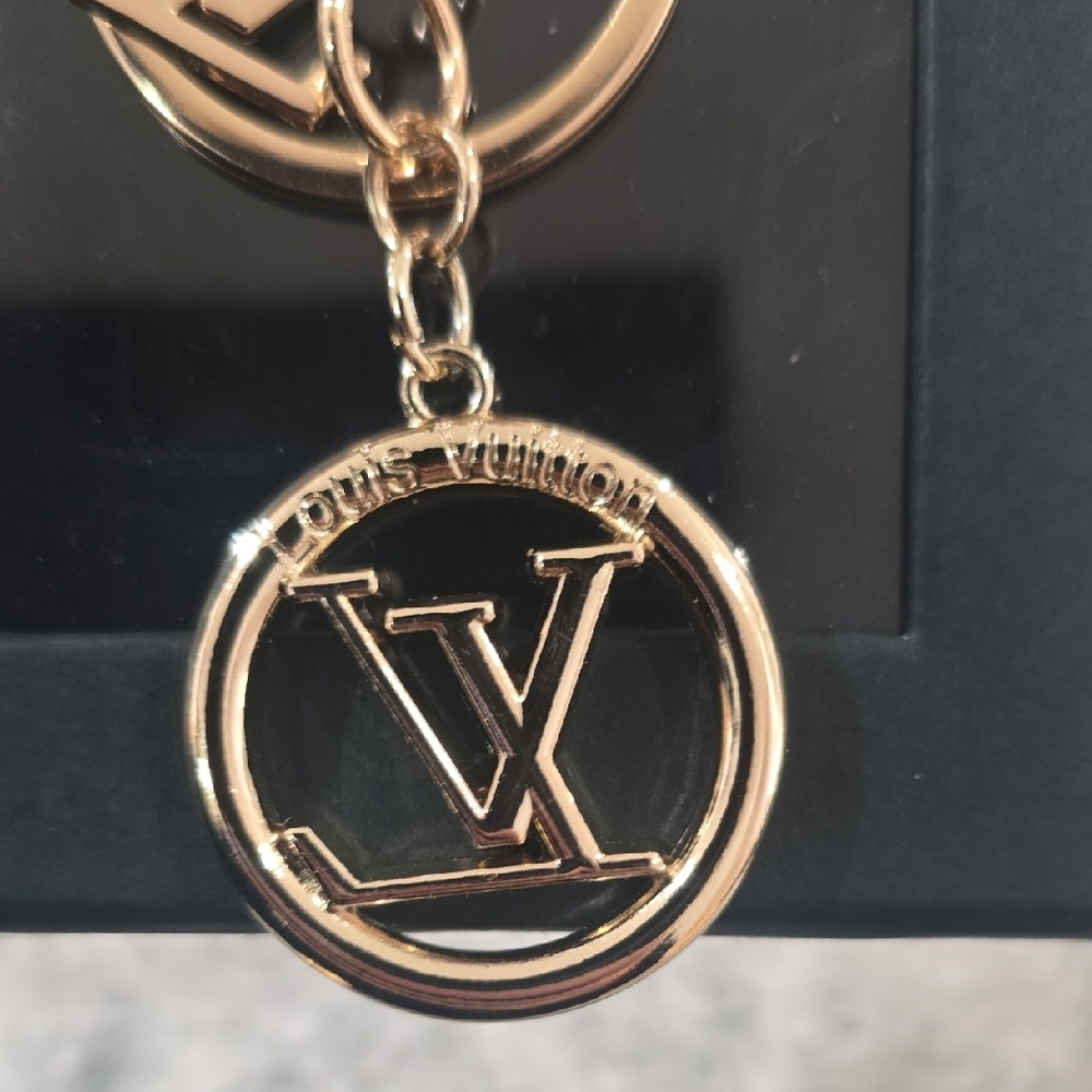 Elegant Gold Key Holder with LV Charm UPCYCLED LV ZIP TAG - Picture 3 of 4